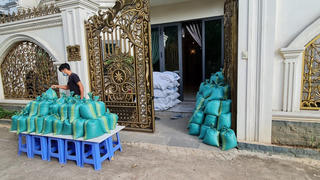 Một hộ gia đình hỗ trợ máy trợ thở và bình oxy cho cơ sở y tế chống dịch