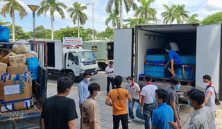 Những chuyến xe chở nặng nghĩa tình của VPĐD Báo Pháp luật Việt Nam tại Đông Nam Bộ đến với người dân trong dịch COVID-19