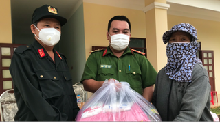 Công an Đồng Nai trao tặng quà từ “Gian hàng 0 đồng” cho các hộ dân nghèo trong đại dịch