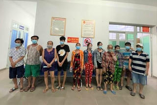 Nhận tiền hỗ trợ xong tụ tập đánh bài, bị phạt hơn 180 triệu đồng