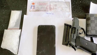 Bắt đối tượng mang theo súng đi giao ma túy 