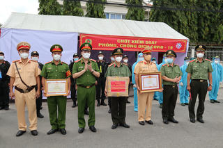 Công an tỉnh Đồng Nai nhận bằng khen của Thủ tướng Chính phủ trong công tác phòng chống dịch COVID-19