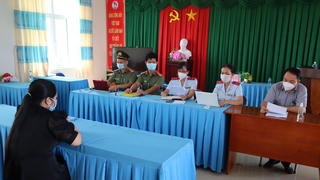 Ở nhà không đi làm chia sẻ thông tin bịa đặt về dịch bệnh COVID-19