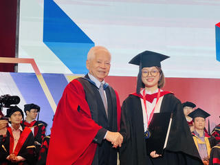 Nguyên Chủ tịch nước Nguyễn Minh Triết trao bằng tốt nghiệp cho các cử nhân và tân kỹ sư