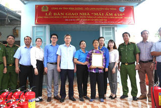 Trao tặng 'Mái ấm 4/10' cho gia đình đặc biệt khó khăn ở Bình Dương