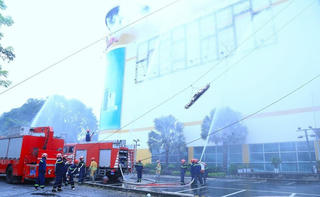 Hàng trăm cán bộ, chiến sĩ tham gia diễn tập chữa cháy tại Trung tâm thương mại Lotte Mart Đồng Nai