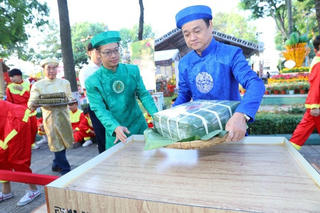 Đồng Nai: Hơn 800 người rước, dâng bánh 'kính nhớ tổ tiên'