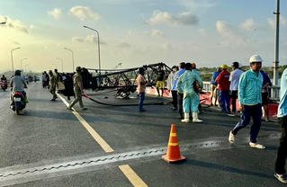 Cần cẩu bị đổ đè người đi đường tử vong