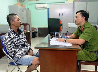 Thu giữ 21 kg nghi là ma túy trong bao tải đen trên bờ biển