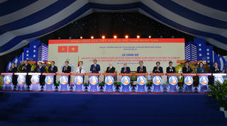 Bến Cát chính thức lên thành phố và đón nhận Huân chương lao động hạng Nhất