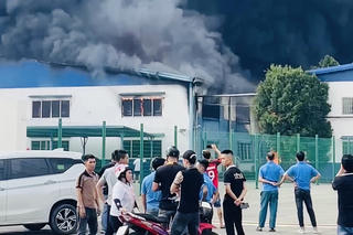 Cháy lớn tại xưởng dép trong KCN Sông Mây (Đồng Nai)