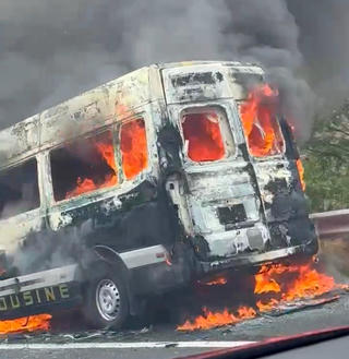 Ô tô 16 chỗ bốc cháy ngùn ngụt trên cao tốc Dầu Giây- Phan Thiết 