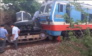 Tàu hoả tông máy xúc, đường sắt Bắc – Nam gián đoạn 