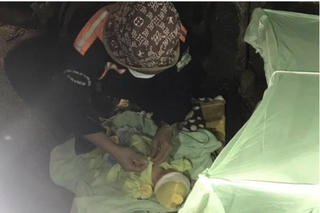 Một bé sơ sinh bị bỏ rơi gần cổng chùa