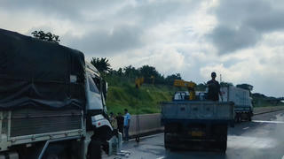 Tài xế xe tải kêu cứu trong cabin bẹp dúm