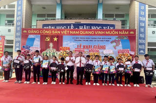 Báo Pháp luật Việt Nam trao quà cho 20 học sinh nghèo học giỏi