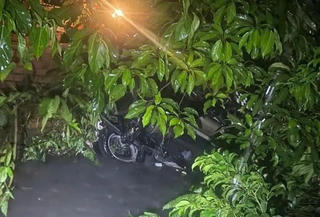 Bình Dương: Một người phụ nữ bị cuốn xuống suối cùng chiếc xe ô tô trong cơn mưa lớn