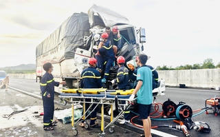 Giải cứu tài xế bị mắc kẹt trong cabin sau va chạm trên cao tốc Phan Thiết - Dầu Giây 