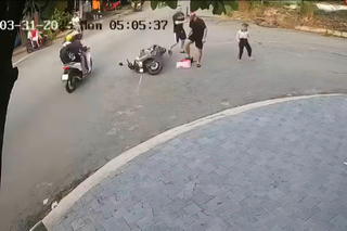 Bắt tài xế đánh người chở con đi học