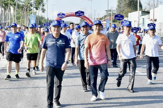 Hơn 1.000 người đi bộ tại TP Phú Mỹ chào mừng 50 năm Ngày Giải phóng miền Nam