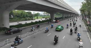 Phân làn giao thông trên đường Phạm Văn Đồng người dân cần lưu ý