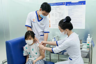 Việt Nam lần đầu có vaccine thế hệ mới phòng não mô cầu, được tiêm đầu tiên tại VNVC