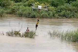 Tỉnh Gia Lai tặng bằng khen nông dân dùng drone cứu hai cháu nhỏ giữa dòng lũ
