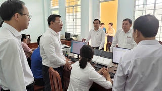 Thứ trưởng Bộ Tư pháp Nguyễn Thanh Ngọc khảo sát thực tế công tác hành chính xã sau 7 ngày vận hành