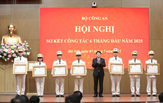 Giám đốc Công an tỉnh Quảng Ninh đón nhận Huân chương Chiến công hạng Nhất