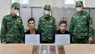 Bộ đội Biên phòng Cao Bằng bắt giữ 4 đối tượng mua bán ma tuý, thu giữ 4 bánh heroin
