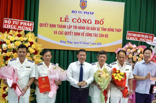 Thứ trưởng Bộ Tư pháp Nguyễn Thanh Ngọc dự công bố các Quyết định về công tác tổ chức cán bộ cơ quan THADS tỉnh Đồng Tháp