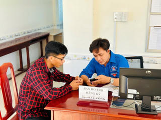 Tuổi trẻ Vĩnh Lợi ra quân hỗ trợ người dân sử dụng dịch vụ công trực tuyến
