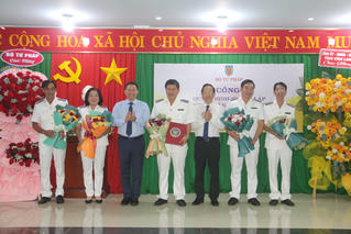 Thứ trưởng Nguyễn Thanh Ngọc trao quyết định thành lập và công tác nhân sự THADS tỉnh Vĩnh Long 