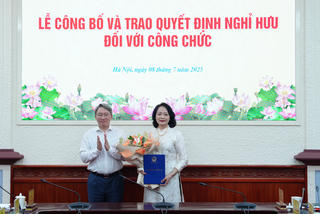 Bộ Tư pháp trao Quyết định nghỉ hưu cho công chức