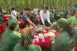 “Bữa cơm Công đoàn” ấm tình giữa rừng cao su Lộc Ninh