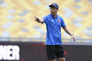 Ông Kim Sang Sik loại 5 cầu thủ