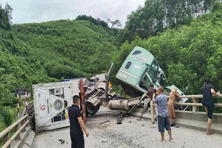 Lật xe container trên cầu ở Quảng Trị