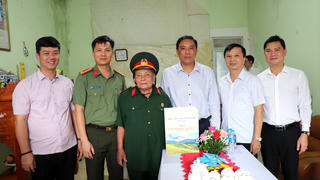 Phó Bí thư Thường trực Tỉnh ủy Lào Cai thăm, tặng quà gia đình chính sách trên địa bàn