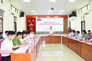 
Đại tá Bùi Quang Bình- Giám đốc CATP Hải Phòng thăm, tặng quà động viên CBCS Công an phường Nam Đồ Sơn
