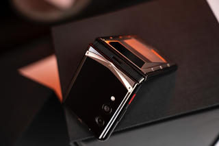 Cận cảnh Quantum Flip by Vertu - điện thoại gập đắt đỏ nhất thị trường Việt