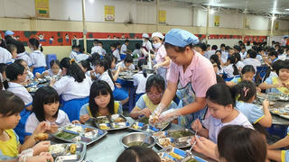 Hà Nội triển khai hỗ trợ bữa ăn bán trú, siết chặt kiểm soát thực phẩm quanh trường học