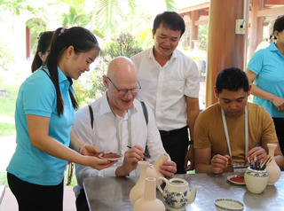 Đoàn đại biểu ABAC tham quan và trải nghiệm làng gốm Chu Đậu 

