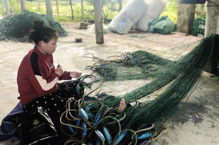 Nghề vá lưới ở Phú Vinh