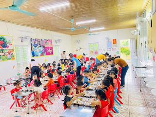 Hà Nội tổ chức bữa ăn bán trú tại các trường công lập