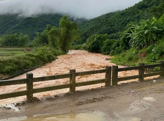 Tìm kiếm nạn nhân bị lũ cuốn trôi ở Phú Thọ