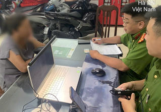 Xử phạt người phụ nữ trông giữ xe trái phép tại khu vực Nhà tang lễ TP Hà Nội