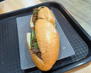 Ổ bánh mì 208.000 đồng ở sân bay gây xôn xao, Cảng hàng không Nội Bài nói gì?