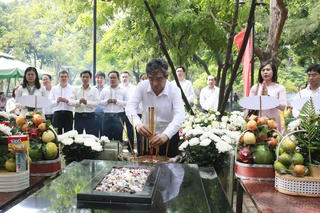 Phó Bí thư Thành ủy TP HCM dâng hương tưởng niệm các anh hùng liệt sĩ tại Côn Đảo