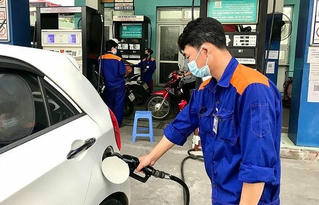Giá xăng giảm, xăng E5RON92 về dưới 19.500 đồng/lít