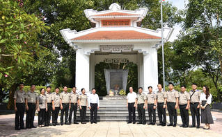Thứ trưởng Mai Lương Khôi dâng hương tại Khu di tích lịch sử Bộ Tư pháp
